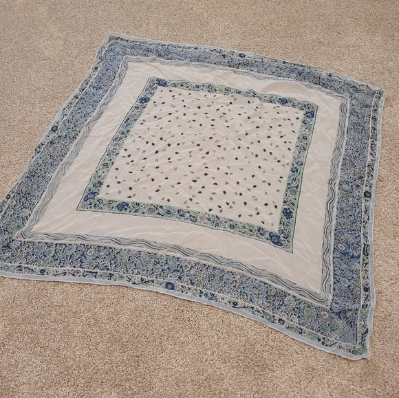 Women's Blue Floral Large Head Scarf Size 26"x26" - Picture 2 of 4